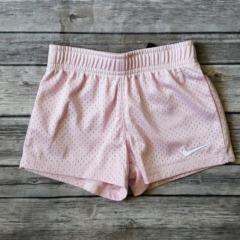 Nike Little Girls Heart Logo Graphic Tee & Shorts Set - Picture 8 of 11